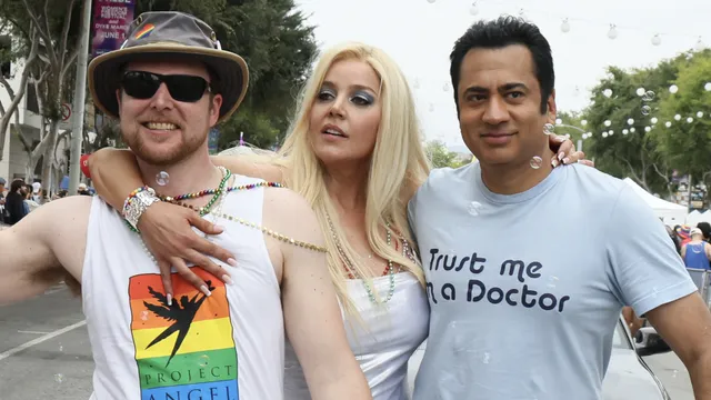 Família de Anna Nicole Smith se opõe ao filme sobre o médico dela, Dr. Sandeep K