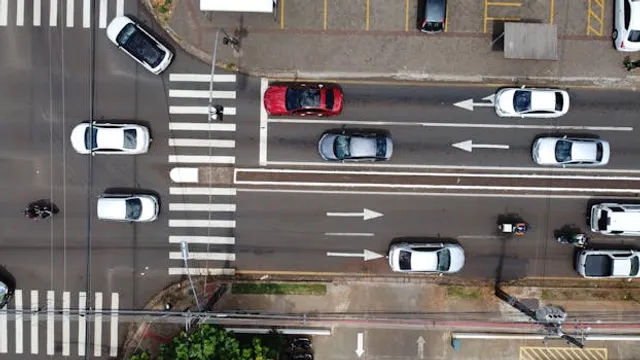 Navegação Autônoma em Tráfego Misto com Consciência de Incerteza